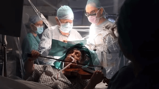 neurochirurgiens opérent une femme en éveil