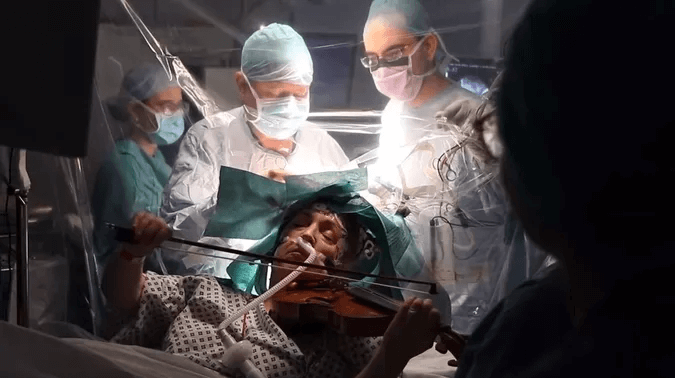 neurochirurgiens opÃ©rent une femme en Ã©veil